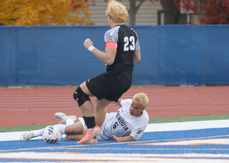 Mendota's Mauricio Salinas blocks the ball from Columbia defender Elliott Nelson during the Class 1A State title game on Saturday, Nov. 8, 2025 at Hoffman Estates High School.