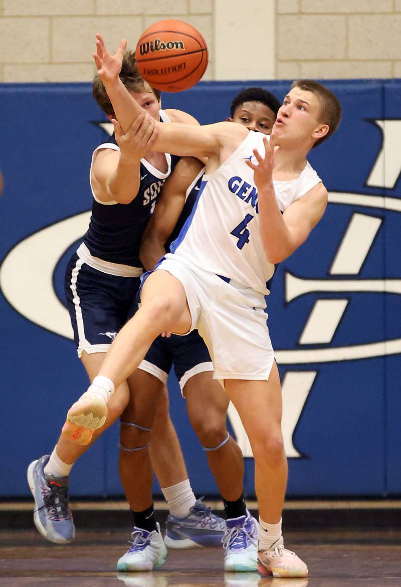 Brian Hill/bhill@dailyherald.com
Geneva’s Brady Kafka (4) pulls down a rebound as Downers Grove South’s Daniel Laurich (15) and Jalen House (0) pressure him Friday November 24, 2023 in Geneva.