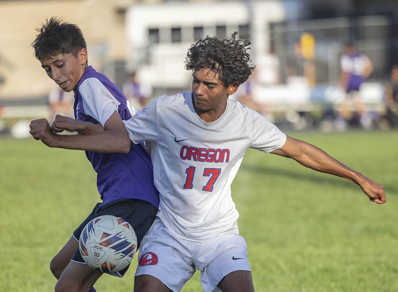 Dixon’s Isaac Garcia and Oregon’s Irvin Acosta fight for the ball Monday, Sept. 29, 2025.