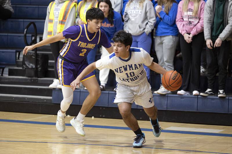 Newman’s Gabe Padilla handles the ball against Mendota Tuesday, Jan. 31, 2023.