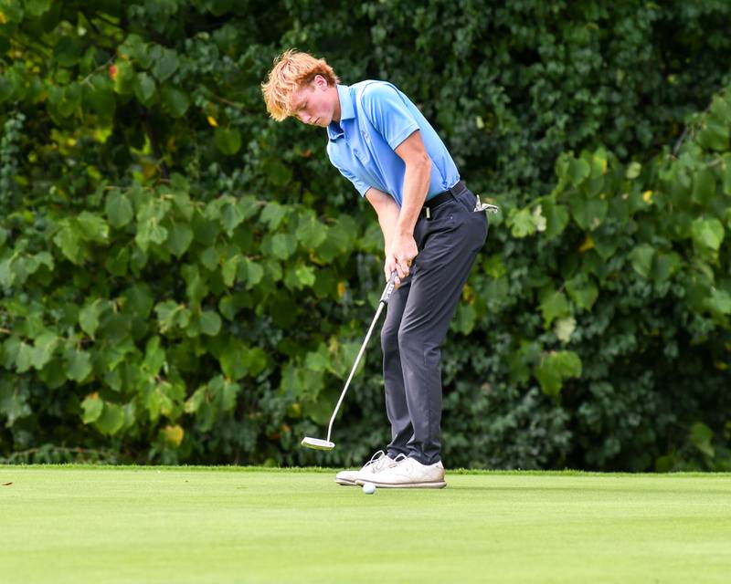 Zach Johnson of Oswego East watches his putt during the Plainfield Central regional on Wednesday Oct. 1, 2025, held at Wedgewood Golf Course in Plainfield.