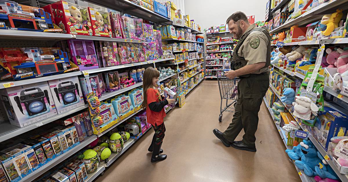 Lee County kids to team up with deputies for Shopping with the Sheriff event