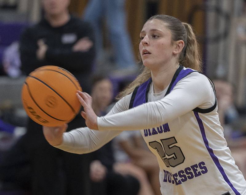 Dixon’s Presley Lappin makes a pass against Oregon Thursday, Jan. 15, 2026.