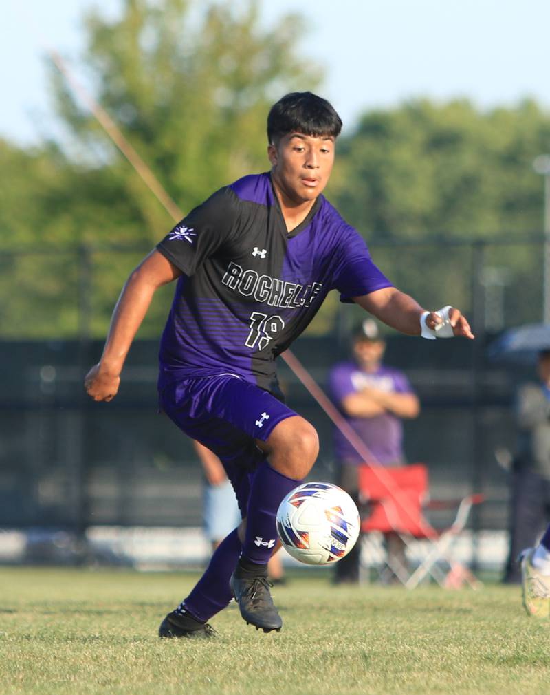 Rochelle's Danny Garcia looks to pass to a teammate during the Hubs' game with Morris on Sept. 17, 2021.