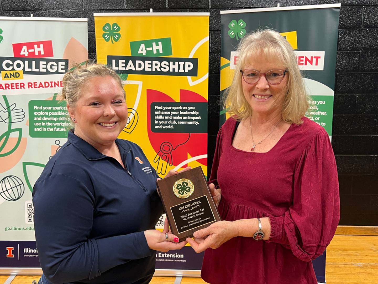 University of Illinois Extension’s Tina Anderson presents Kim Eisnaugle with the 2023 Friend of 4-H Award.