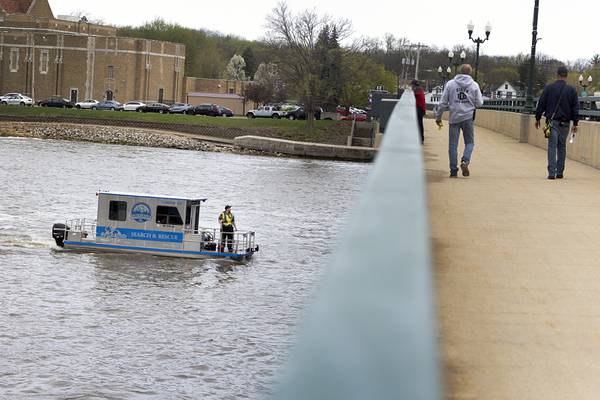 Dixon police conducting recovery search to find person who jumped from Peoria Avenue bridge into Rock River 