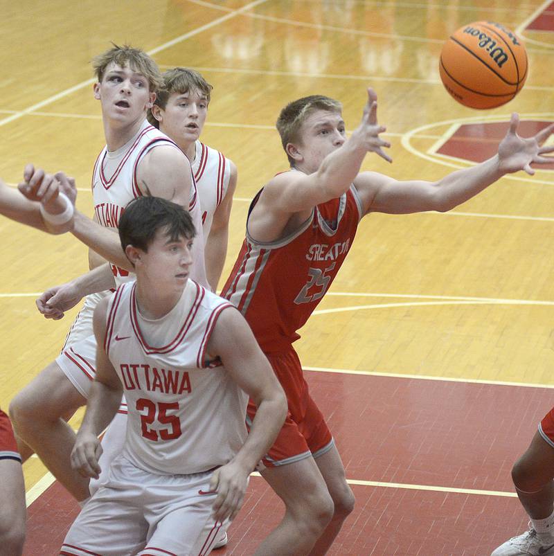Streator’s Joseph Hoekstra reaches ahead of Ottawa’s Lucas Farabaugh for a rebound in the 1st period Saturday at Ottawa.