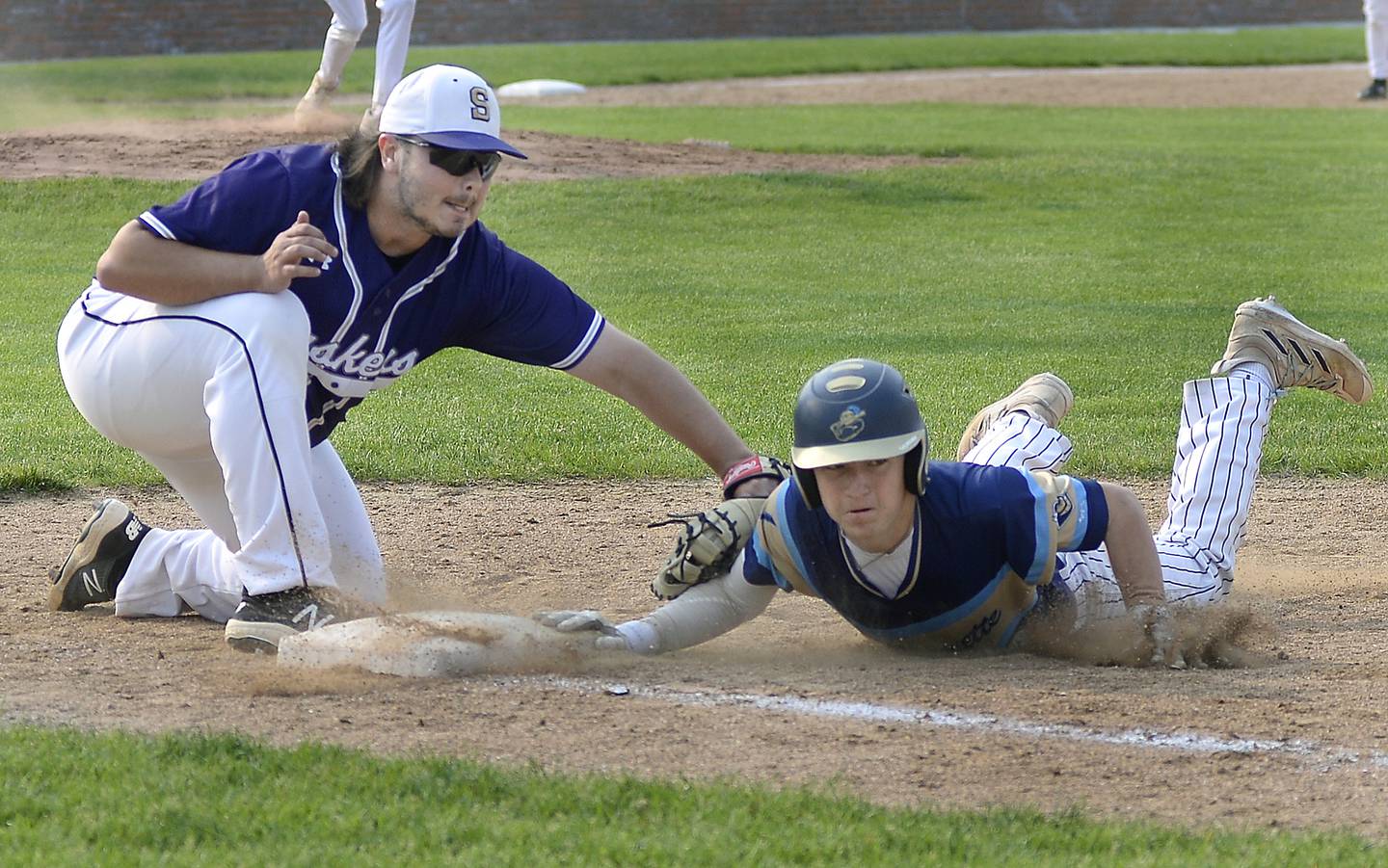 Marquette’s Carson Zellers makes it back to 1st as Serena’s Todd Smith applies the late tag on a pickoff attempt in the 5th inning on Wednesday, May 17, 2023 at Marquette.