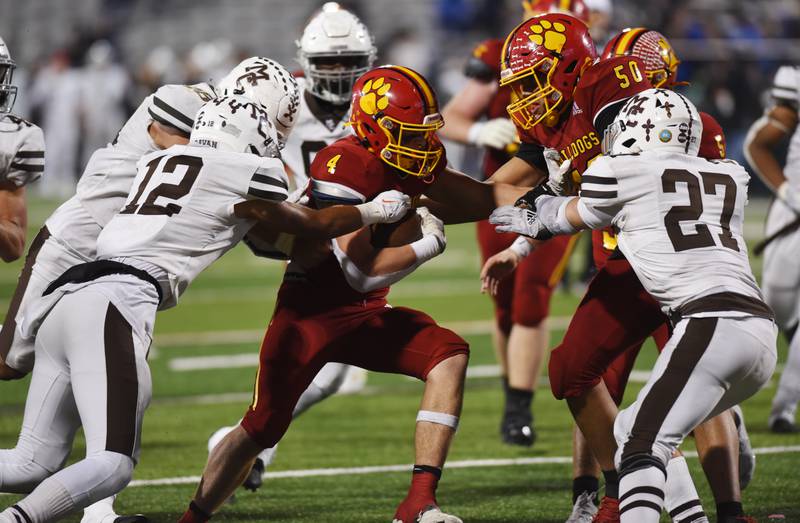 Joe Lewnard/jlewnard@dailyherald.com
Batavia running back Charlie Whelpley gets between Mount Carmel's Noah Smith, left, and Owen Schickel as he carries the ball for a touchdown during the Class 7A football state title game at Memorial Stadium in Champaign on Saturday, Nov. 26, 2022.