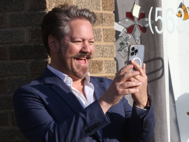 Actor Robert Petkoff takes a selfie during the "Walk of Fame" dedication on Thursday, Sept. 4, 2025 at the Apollo Theater in Princeton. Petkoff was born in Sacremento Calf., and moved to Princeton where he was involved in Princeton High School theater.