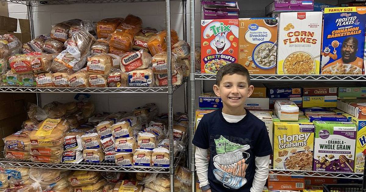 Algonquin im zweiten Jahr wurde „Hunger Hero“ genannt, weil er 3.300 US-Dollar für die Speisekammer – Shaw Local – gesammelt hatte