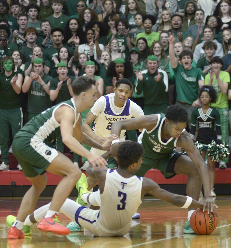 Peoria Richwood’s Jared Jackson and Thornton’s Meyoh Swansey try to collect possession of a loose ball Monday in the 1st Period during the Super Sectional game at Ottawa.