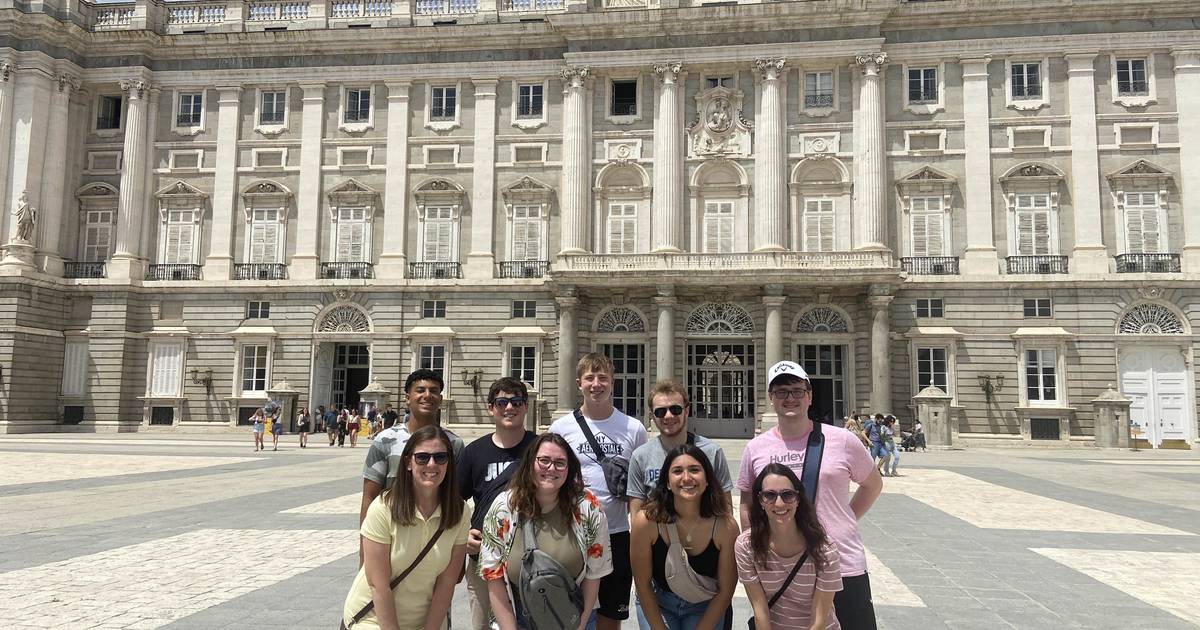 Estudiantes de Hall High School realizan 2 viajes internacionales – Shaw Local