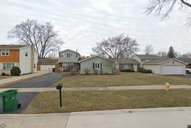 Single-family home sells in Lombard for $477,000