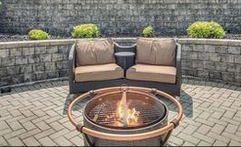 Fire pit with screen