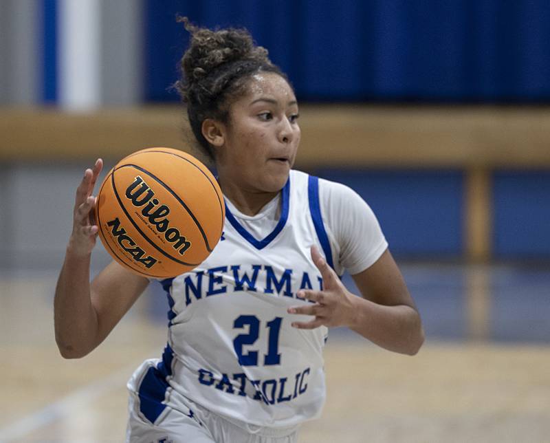 Newman’s Gisselle Martin drives to the hoop against Mendota Thursday, Dec. 4, 2025.