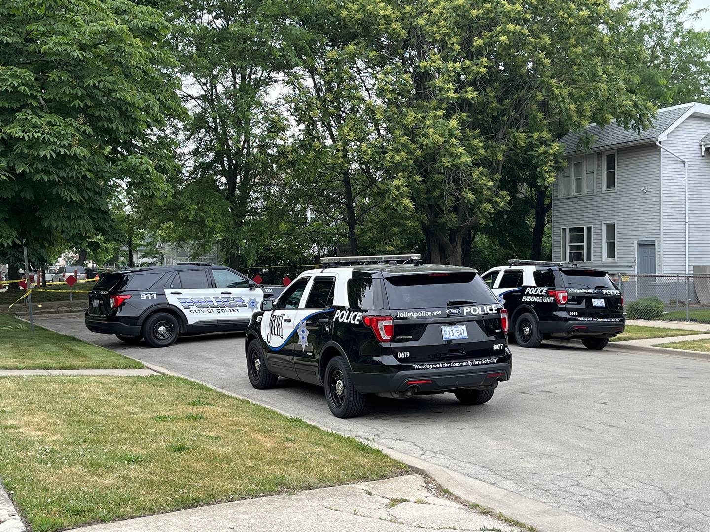 Polizeifahrzeuge von Joliet im Block 600 der East Benton Street am Dienstag, 6. Juni 2023 in Joliet.  Ein 20-jähriger Mann wurde in den Kopf geschossen und starb noch am selben Tag.