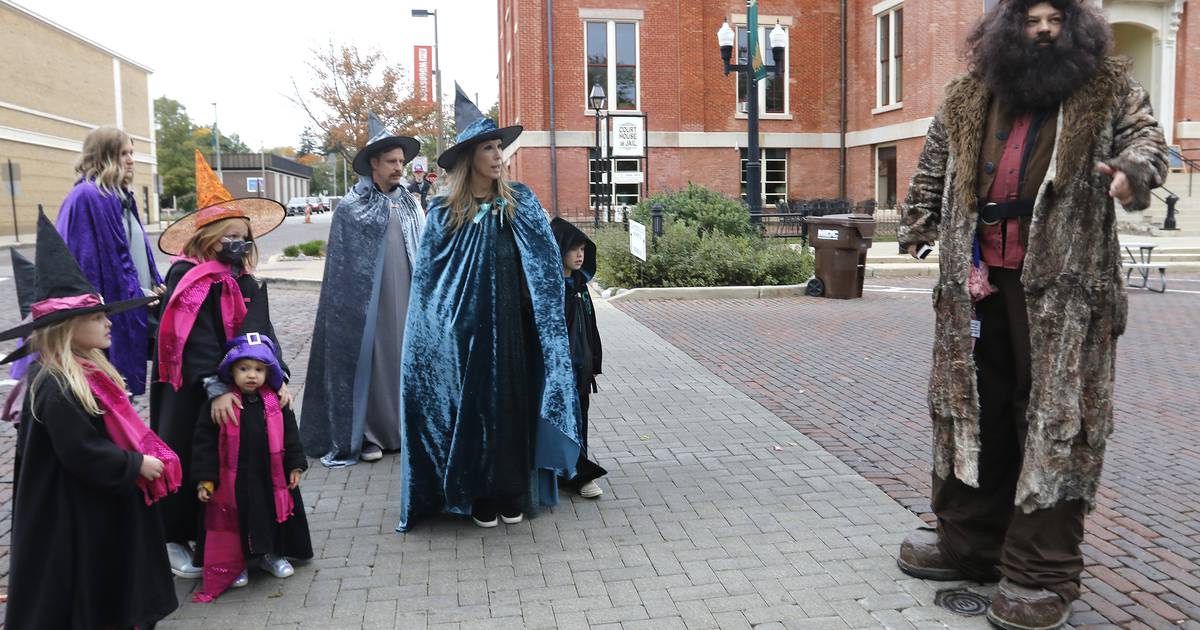Photos: Witches and Wizards wander through Woodstock – Shaw Local