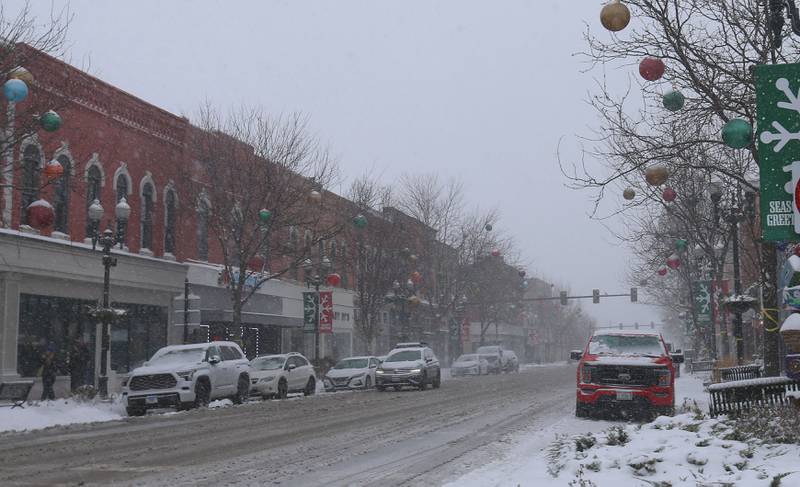 Snow falls on Saturday, Nov. 29, 2025 downtown Ottawa.