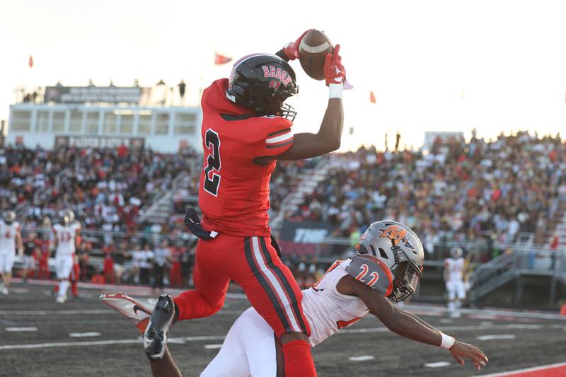 Bolingbrook’s Kyan Berry-Johnson pulls in a catch for the score against Minooka. Friday, Aug. 26, 2022, in Bolingbrook.
