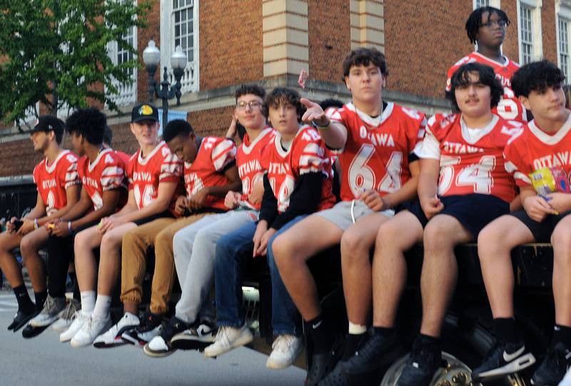 Varsity Football team threw candy treats to those along LaSalle St in Ottawa Tuesday evening during the school’s Homecoming Parade.