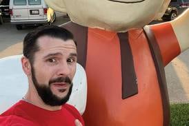 Social media influencer explores the Illinois restaurant scene, one community at a time