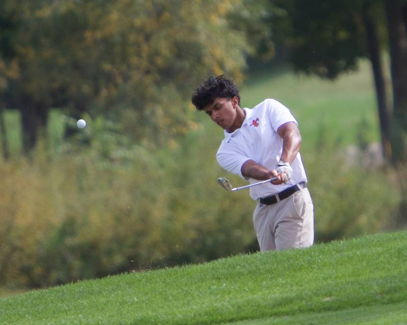 St. Charles East's Aarnav Patel chips the ball at the Class 3A St. Charles North Regional on Wednesday, Oct. 1, 2025 at Bowes Creek Country Club in Elgin.