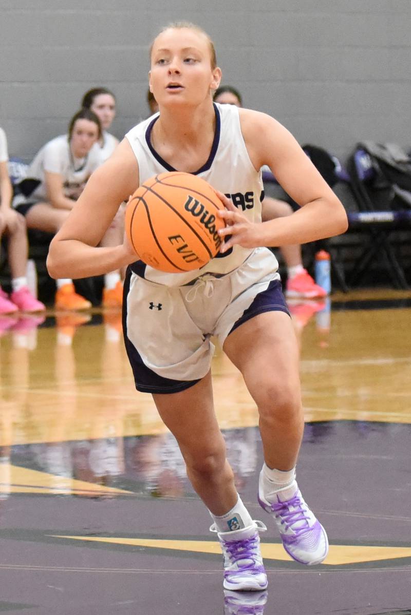 Manteno's Alyssa Singleton makes a pass during a home game against Cissna Park Monday, Jan. 19, 2026.