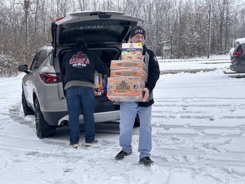 The Brothers and Sisters of The Independent Order of Odd Fellows Ottawa 41 Lodge supported Arukah Institute’s Living Room with a donation of non-perishable food items.