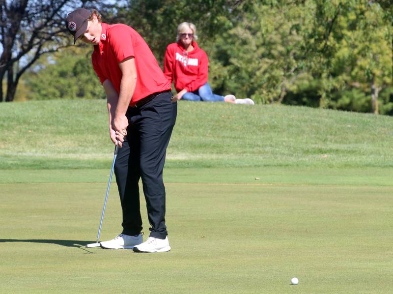 Ottawa's Bryer Harris puts on the 12th hole during the Class 2A Regional golf meet on Wednesday, Oct. 2, 2024 at Senicas Oak Ridge Golf Club in La Salle.