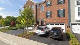 Single-family home sells in Woodridge for $465,000