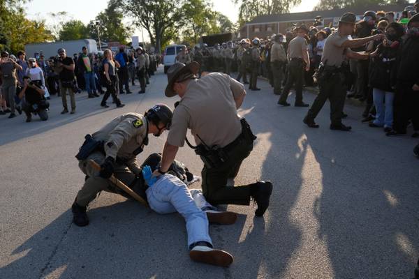 Noem visits Chicago area ICE facility as agents detain multiple protesters outside