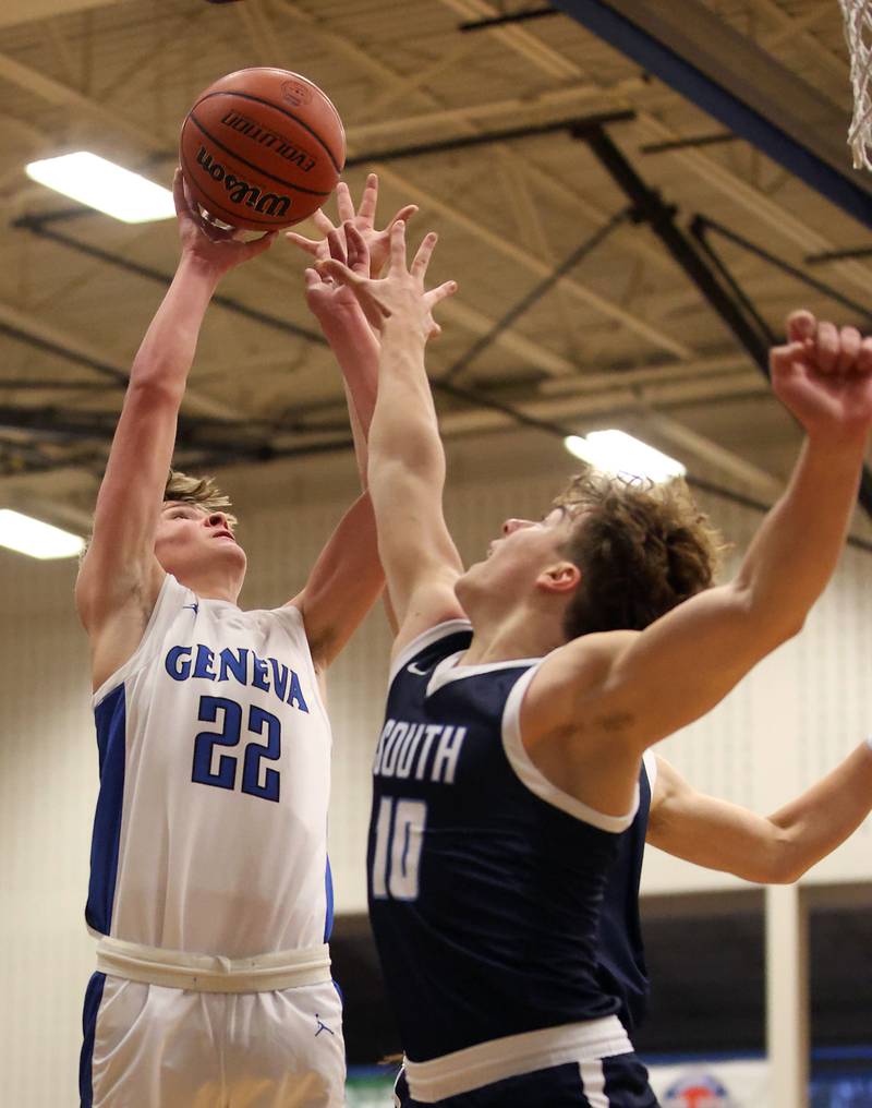 Brian Hill/bhill@dailyherald.com
Geneva’s Dane Turner (22) shoots over Downers Grove shoots over South’s Dominic Marcantelli (10) Friday November 24, 2023 in Geneva.