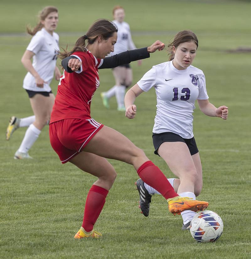 Oregon’s Kenna Wubbena and Dixon’s Kailey Helfrich go after the ball Tuesday, April 25, 2023.