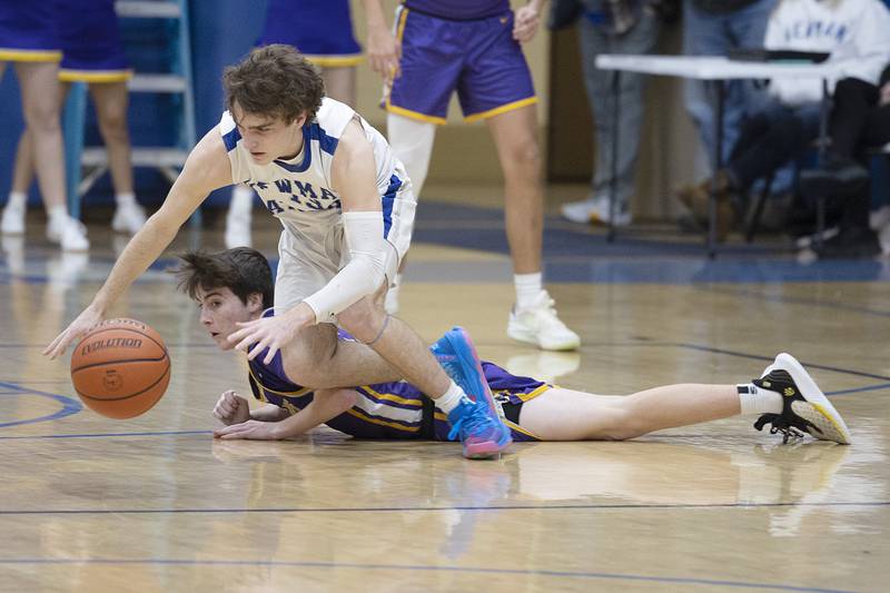 Newman’s Nolan Britt and Mendota’s Rafael Romero go after a loose ball Tuesday, Jan. 31, 2023.