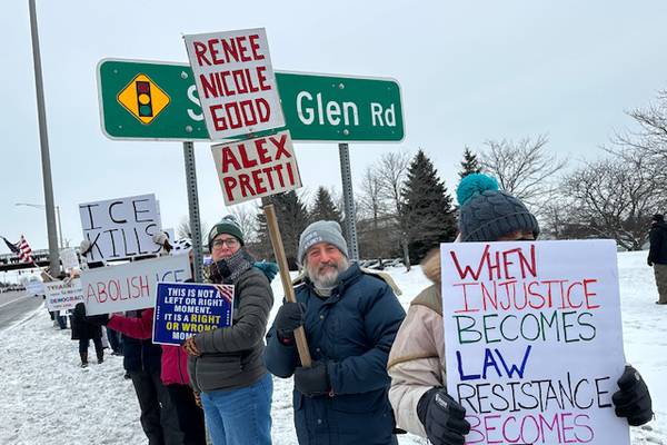 ‘Beyond disturbing’: Kane County protesters decry 2nd fatal shooting by federal officers in Minneapolis