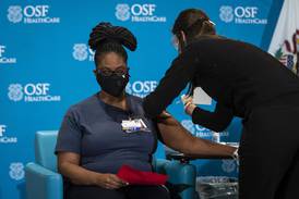 First health care workers in Illinois get COVID-19 vaccines