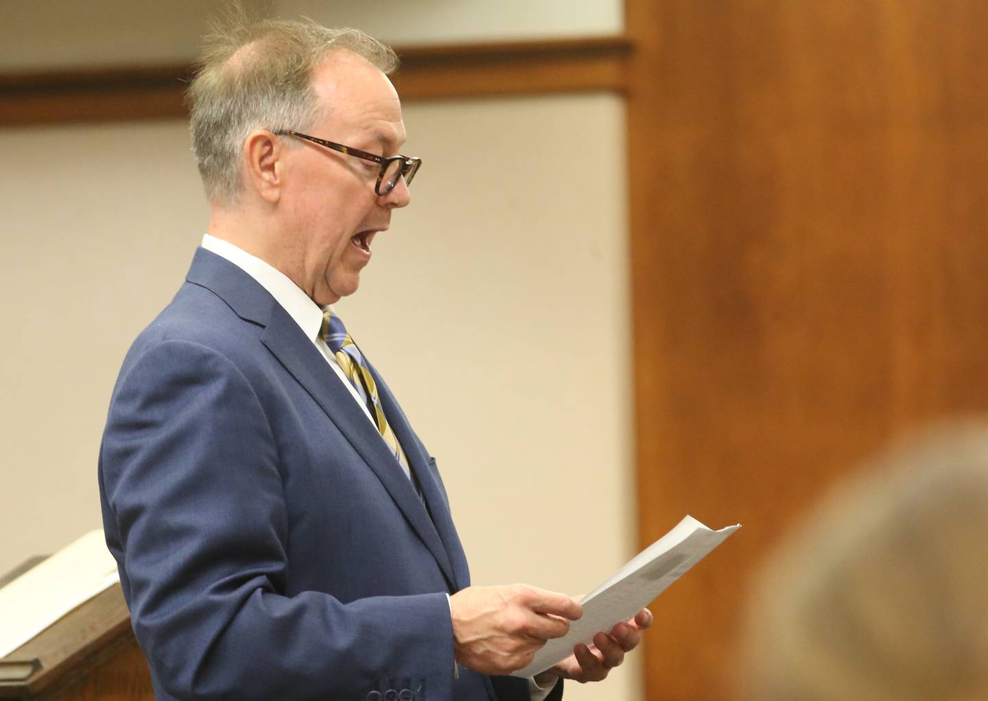 Chester Weger attorney Andy Hale speaks to witnesses during a mini trial evidentiary hearing on Wednesday, May 14, 2025 at the La Salle County Government Complex in Ottawa.
