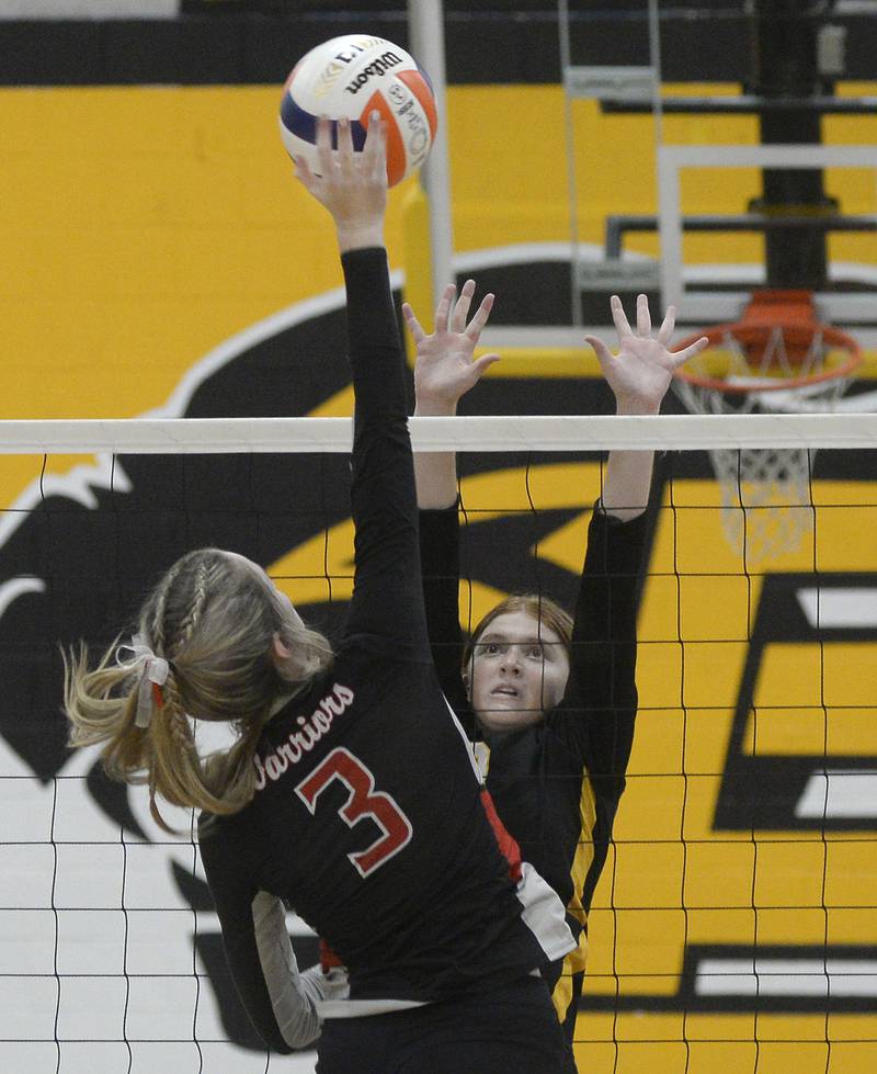 Woodland's Malayna Pitte (3) and Putnam County's Maggie Spratt joust at the net Thursday, Aug. 25, 2022, in Granville.